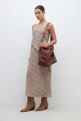 Maxi vestido con estampado floral multicolor, con breteles finos y volado en el ruedo.