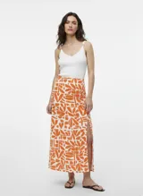 Falda midi de lino y viscosa con estampado geométrico en tonos naranja y blanco, y abertura lateral.