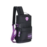 Mochila matera color verde menta con detalles en rosa y negro. Cuenta con un bolsillo frontal extra, correa y llavero desmontable, y tiras con tela mesh. Es apta para termos de 1.5L.