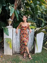 Vestido largo multicolor con estampado abstracto, escote drapeado y espalda baja con tiras finas cruzadas.