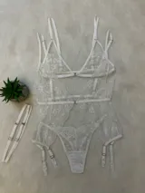 Set de encaje blanco que incluye bralette con breteles regulables, tanga colaless con corte en V y ligas regulables.