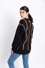 Cardigan negro de lana tejido con bordados ondulados en la espalda.