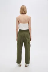 Pantalón verde oliva estilo cargo, de tiro alto, con bolsillos laterales y lazo en la cintura.