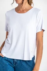 Remera blanca de tejido de punto acanalado, corte recto y mangas cortas.