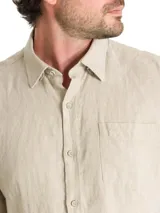 Camisa de hombre de lino color beige, manga larga, con bolsillo en el pecho y cuello camisero.