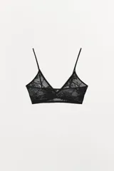 Bralette triangular negro de encaje con tirantes finos ajustables.