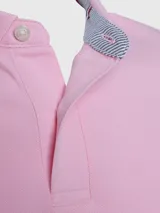 Chomba rosa de piqué de algodón elástico, corte regular, cuello clásico y logo de Tommy Hilfiger bordado en el pecho.