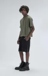 Remera verde militar de manga corta y cuello redondo, corte boxy fit, confeccionada en algodón.