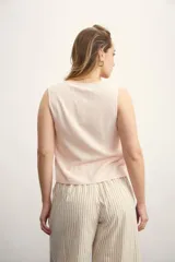 Chaleco amarillo pálido con escote en V y cierre frontal con lazos.