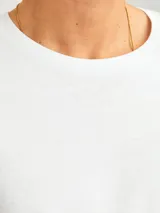 Camiseta blanca de manga corta y cuello redondo con estampado pequeño en el pecho.
