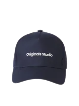 Gorro con visera color azul marino y logo bordado en blanco.