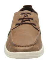 Zapato náutico casual de cuero color marrón con cordones y suela de goma blanca. El cuero proviene de una curtiduría sostenible con certificación ecológica de «ORO».
