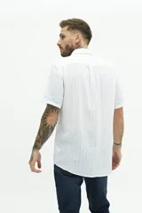 Camisa de manga corta confeccionada en lino y algodón, con fit regular y logo bordado.