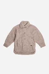 Saco de sherpa color beige, con cuello camisero, cierre con botones y bolsillos laterales.
