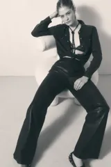 Pantalón de cuero ovino negro, de corte jeanero con calce oxford y tiro medio. Acceso delantero con botón metálico y cierre. Bolsillos delanteros y traseros.