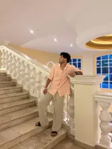 Pantalón de lino color beige, de corte recto y tiro alto.