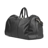 Bolso de viaje tipo duffel de cuero negro con doble asa de mano y correa de hombro ajustable.