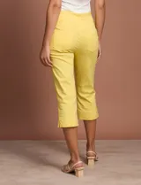 Pantalón capri amarillo de gabardina elastizada marca Ruby Rd, con pretina ancha elastizada, bolsillos delanteros simulados y bolsillos traseros aplicados.