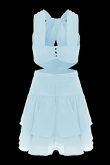 Vestido corto color rosa, con escote halter con vuelta, abertura frontal y aberturas laterales. La falda es escalonada y la cintura ajustada.