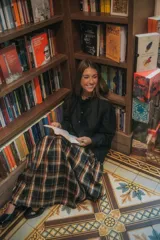 Camisa blanca de lino con cuello con volados y mangas globo abullonadas. Cierre frontal con botones. Corte clásico.