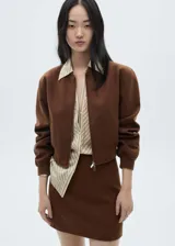 Chaqueta bomber marrón con cierre frontal, cuello redondo y puños elásticos.