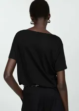 Camiseta celeste de lino con cuello en V y mangas cortas.
