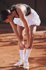 Top deportivo negro acanalado, confeccionado en tejido funcional DryMove™ que ayuda a absorber el sudor. Tiene breteles anchos, espalda nadadora y copas forradas con relleno extraíble.