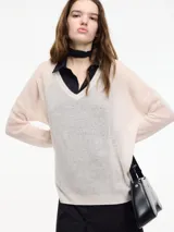 Sweater tejido color lila, escote en V, de tejido liviano.