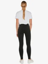 Pantalón de jean ajustado color gris oscuro, de tiro alto.