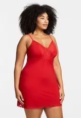 Chemise color lila con breteles finos regulables y apliques de encaje en escote y ruedo.