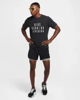 Short de running Nike Running Division, color negro, con short interior gris. Cuenta con tecnología Dri-FIT, tejido Ripstop repelente al agua, bolsillos laterales y trasero con cremallera, y bolsillo interior.