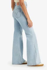 Pantalones de jean celeste claro, de tiro alto y corte acampanado.