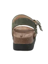 Sandalia de cuero color verde oliva con plataforma de corcho y suela negra. Tiene dos tiras anchas sobre el empeine y una tira alrededor del tobillo, todas ajustables con hebillas metálicas.