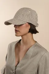 Gorra con visera de lana color beige con diseño de espiga.