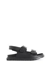 Sandalias negras de cuero con dos tiras ajustables con velcro.
