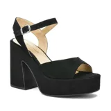 Sandalias negras de plataforma con taco cuadrado alto y tira con hebilla en el tobillo.