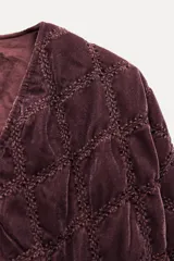Kimono abierto color borgoña de terciopelo acolchado con pespuntes a tono y bolsillos de parche.