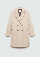 Abrigo de paño color beige, con cuello de solapa, doble botonadura y bolsillos con solapa.