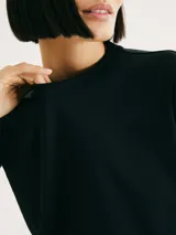 Remera blanca de corte slim y cuello redondo.