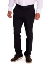 Pantalón de gabardina azul marino, de corte clásico y tiro medio. Confeccionado en algodón con tratamiento antiarrugas.