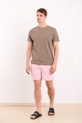 Short de baño verde con cintura elástica y cordón ajustable.