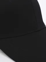 Gorra de béisbol negra con visera curva y botón superior.