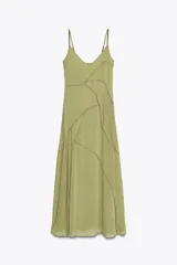 Vestido largo color verde oliva, de escote pico y tirantes finos ajustables. Confeccionado en tejido fluido combinado a tono y forro interior.