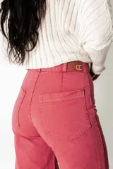 Pantalón jean wide leg color fucsia, tiro medio, con godets, pinzas en espalda y ruedo desflecado.