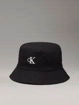 Gorro tipo bucket Calvin Klein color negro, confeccionado en sarga de algodón con logo CK bordado en blanco en el frente.