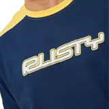 Remera de hombre Rusty, color azul marino con mangas y cuello amarillo. Estampado frontal con el logo de la marca en color amarillo con borde blanco.