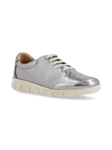 Sneaker de cuero blanco con talón dorado, cordones finos y suela beige con diseño anatómico.