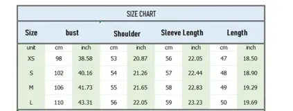 Chaqueta cropped de denim color gris oscuro con cuello clásico, cierre asimétrico con cremallera, bolsillos con cremallera en el pecho y cinturón con hebilla en la cintura.