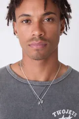 Collar plateado con cadena fina y dije de dos estrellas superpuestas.