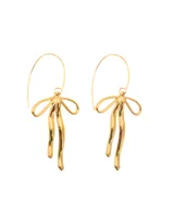 Par de aros colgantes dorados con forma de lazo.